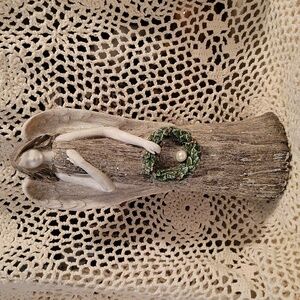 Angel with wreath